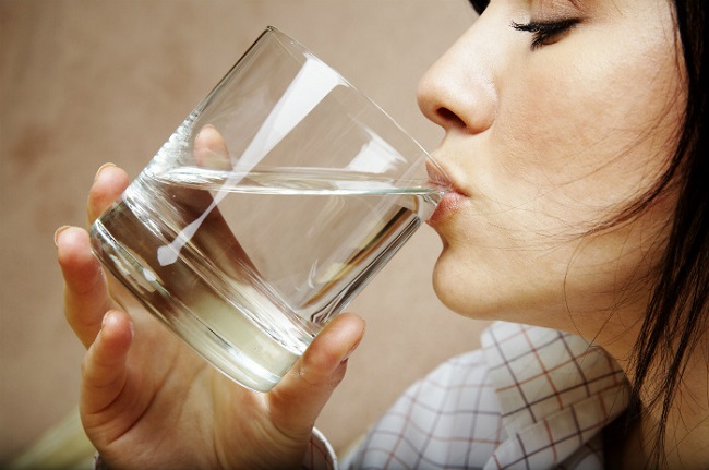 Uống nước để bù nước cho cơ thể
